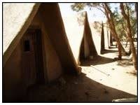 Au final ces huttes ressemblent à des  tentes canadiennes, mais en dur.